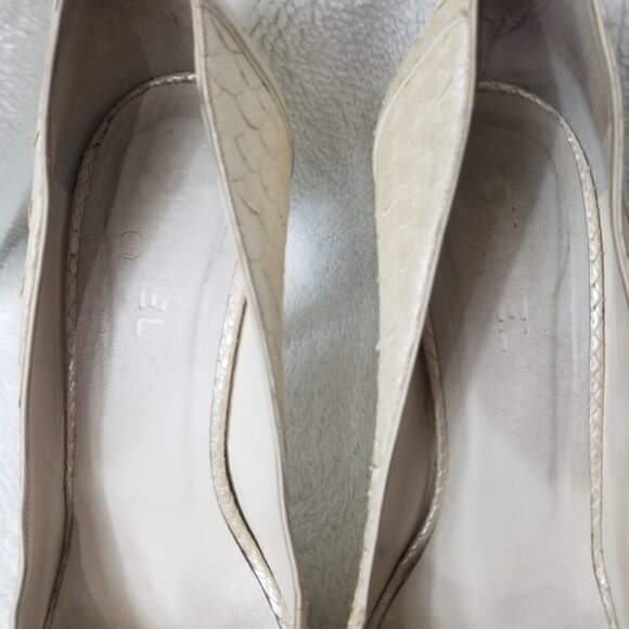 PRICE DROP-CHANEL Ivory Metalic Snake Skin heels - Picture 9 of 13